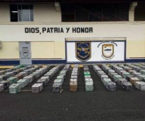 La droga era transportada en una lancha. Las autoridades dijeron que se trata de más de 4.5 toneladas de cocaína. Foto: Cortesía @ArmadaColombia