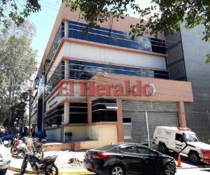 Familiares de la víctima están a la espera de reclamar su cuerpo. Foto: Stalin Irías