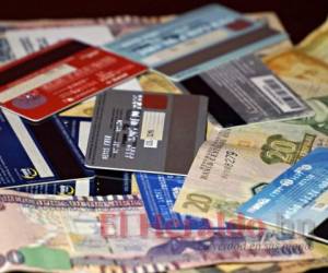 El 67% de las tarjetas de crédito (503,602) que los 11 bancos han emitido en el país corresponden a montos menores a L 40,000. Foto: El Heraldo