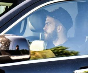 El centrocampista bosnio de la Juventus, Miralem Pjanic, con una máscara facial, llega a su automóvil para asistir a una sesión de entrenamiento. Foto: Agencia AFP.