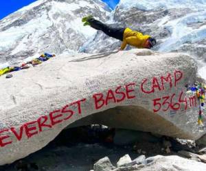 Desde su campamento en el Everest, Ronald Quintero sigue con su travesía por colocar la Bandera Cinco Estrellas en la cima del mundo.