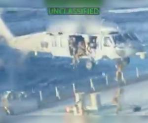 Los agentes llegaron hasta el barco en helicóptero.