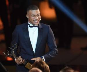Kylian Mbappé, jugador francés, después de recibir el galardón. Foto AFP