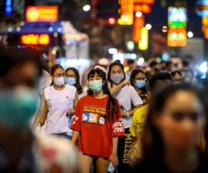 En Wuhan, ciudad china donde empezó el coronavirus, la gente vuelve a la normalidad poco a poco. Foto AFP