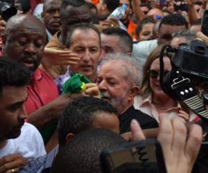 El expresidente brasileño (2003-2011) Luiz Inácio Lula da Silva saluda a sus partidarios cuando llega a un mitin frente al edificio del sindicato de trabajadores metalúrgicos en Sao Bernardo do Campo, en el área metropolitana de Sao Paulo, Brasil, el 9 de noviembre de 2019. Foto: Agencia AFP.