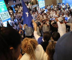 Dirigentes y militantes del Partido Nacional celebraron la ventaja de Nasry Asfura, a la espera de la declaratoria oficial del Consejo Nacional Electoral.