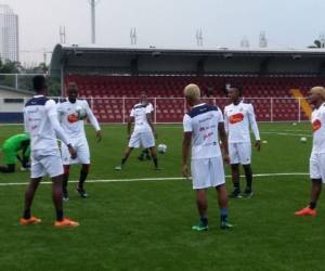 Bajo la dirección del asistente técnico de la selección panameña, Edgar Carvajal, los jugadores realizaron estiramientos, carrera continua y trabajos en espacios reducidos (Foto: @fepafut)