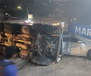Volqueta sin frenos deja cuatro heridos y carros destruidos en salida a oriente