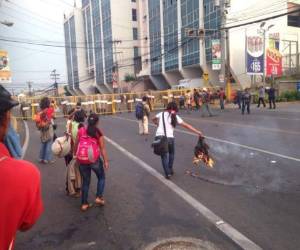 A eso de las 6:30 de la mañana miembros del Copinh llegaron hasta Casa Presidencial.