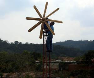 Óscar Pagoada sube a lo alto del molino que construyó con su amigo Javier Cáceres, que es la fuente de energía de un centro de salud en una comunidad del oriente de Honduras. Fotos de Johny Magallanes / El Heraldo.