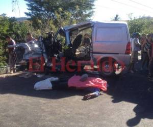 La víctima mortal quedó tirado al costado de uno de los vehículos.