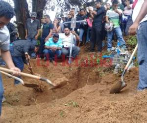 Dolor y desconsuelo invadió a todas las personas que se hicieron presentes al entierro de Vladimir Oquelí Mendoza. Fotos: Estalin Irías/EL HERALDO
