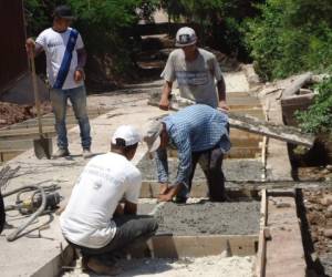 La ejecución de proyectos de pavimentación en los barrios y colonias se realiza con la participación de líderes comunitarios, quienes aportan el 30 por ciento de los costos de los proyectos.