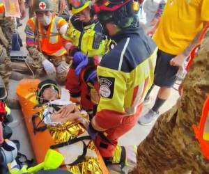 Marlene, de 80 años, fue rescatada tras haber estado bajo los escombros.