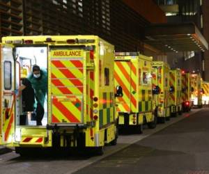 En la imagen, una fila de ambulancias estacionadas en el exterior del Royal London Hospital, en Londres, el 29 de diciembre de 2020. Foto: AP