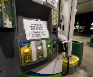 Una bomba de gasolina en una estación en Silver Spring, Maryland, está fuera de servicio, con un cartel que les avIsa a los usuarios que no tiene combustible. Foto:AP