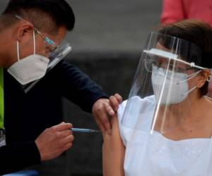 La enfermera de México Irene Ramírez recibe la primera de las dos inyecciones de la vacuna Pfizer / BioNTech Covid-19, en el Hospital General de la Ciudad de México.