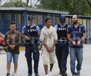 Tres presuntos extorsionadores capturados en el sector Mateo de la capital de Honduras (Foto: Estalin Irías / Sucesos de Honduras)