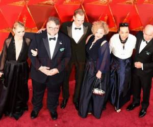 El elenco de la película 'The Shape of Water', durante la premiación de los Oscar.