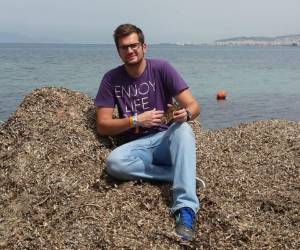 El fundador de PHEE, Stavros Tsompanidis, sobre un montón de Posidonia oceanica en una playa griega. Foto de Giorgos Oikonomopoulos.