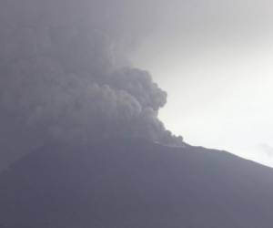 El Monte Agung ha estado arrojando nubes de cenizas blancas y grises. Foto AP