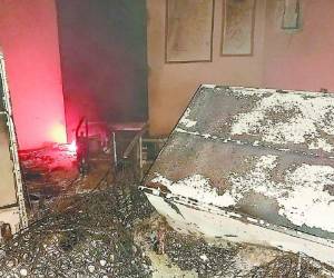 La mayor parte de los enseres que estaban dentro de la posta policial fueron destruidos por el fuego.
