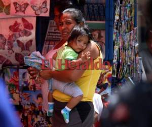 Esta mamá protectora carga a su hijo cerca de su pecho. Foto: Alex Pérez/EL HERALDO.