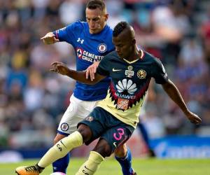 Acción de un partido entre el América y el Cruz Azul por la Liga MX.