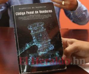 El nuevo Código Penal de Honduras ya se vende en diferentes librerías y algunos abogados ya lo estudian a profundidad porque en menos de un mes estará entrando en vigor. Foto: Efraín Salgado / EL HERALDO.
