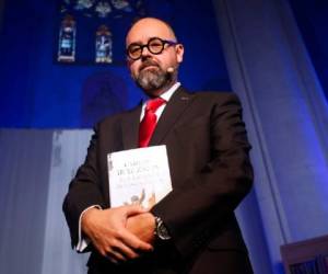 A Carlos Ruiz Zafón le sobrevive su esposa, la traductora Mari Carmen Bellver, no tuvo hijos, así que ella será la encargada de administrar futuras ediciones de sus libros y el resto de su herencia. Según reveló el diario El País, de España, el autor deja una residencia en Los Ángeles valorada en 13 millones de euros. En las cuentas facilitadas al Registro Mercantil en 2017 reconoció un patrimonio superior a los 17 millones de euros. También gestionaba Shadow Factory, con un activo cercano al millón de euros.