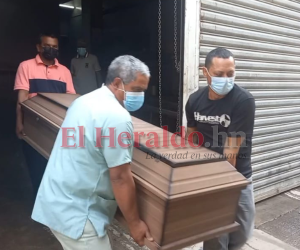 Momento en que los parientes de Henry retiraban sus restos de la morgue capitalina.