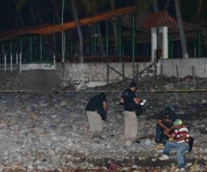 Hasta el momento no se sabe cómo murieron los criminales quienes quedaron tirados en la playa. Foto Cortesía La Prensa Gráfica / Francisco Alemán