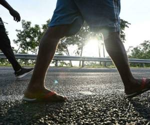 Unos migrantes marchan en caravana en Ulapa, en el estado mexicano de Chiapas, hacia Ciudad de México el 30 de octubre de 2021. Foto: AFP