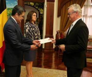Las cartas credenciales fueron presentadas al mandtario hondureño Juan Orlando Hernández y la canciller María Solores Agüero.