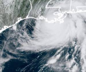 Esta imagen satelital de la Administración Nacional Oceánica y Atmosférica (NOAA) / GOES muestra el huracán Ida a las 16:30 UTC, el 29 de agosto de 2021. El huracán Ida tocó tierra como una tormenta de categoría 4 'extremadamente peligrosa' en Luisiana el domingo, según el Centro Nacional de Huracanes, 16 años después del día en que el huracán Katrina devastó la región. 'El huracán Ida, de categoría 4, extremadamente peligroso, toca tierra cerca de Port Fourchon, Louisiana', escribió el NHC en un aviso. Ida golpeó el puerto, que se encuentra a 100 millas (160 kilómetros) directamente al sur de Nueva Orleans, a las 1655 GMT, con vientos máximos sostenidos estimados en 150 millas por hora. Foto: AFP