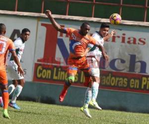 En el estadio Juan Ramón Brevé se disputa el duelo.