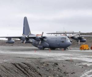 Foto tomada el 12 de enero de 2019 en la base antártica del Presidente de Chile, Eduardo Frei, en la Antártica, mostrando un avión de carga Hércules C-130 de la Fuerza Aérea de Chile como el que desapareció en el mar entre el extremo sur de Sudamérica y la Antártica. Foto AFP