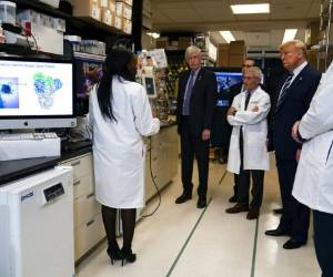 La búsqueda de una vacuna universal es una carrera contra el tiempo. Foto AFP