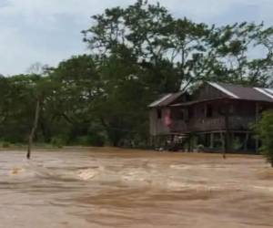 En la Mosquitia y Olancho, organismos de socorro buscan a dos campesinos que habrían sido arrastrados por corrientes mientras intentaban cruzar ríos crecidos.