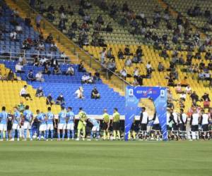 Aficionados observan la presentaciÃ³n de los jugadores de Parma y Napoli previo al partido de la Serie A de Italia en Parma, el domingo 20 de septiembre de 2020. (Massimo Paolone/LaPresse vÃ­a AP)
