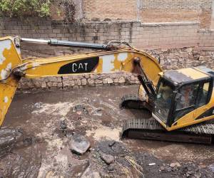 Una de las principales intervenciones se desarrolla en quebradas y cauces naturales donde se han retirado grandes cantidades de sedimento, basura y vegetación acumulada.