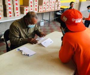 Los hondureños deben ingresar a la página del registro para verificar donde se encuentra su DNI. Foto: Cortesía.