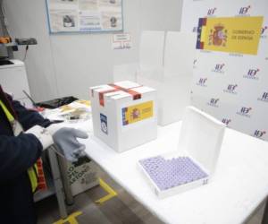 El gobierno dijo que un camión que transportaba la vacuna desarrollada por Pfizer llegó a un almacén de la compañía en la ciudad de Guadalajara, en el centro de España. AFP.