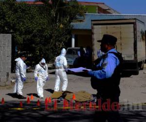 Agentes de Inspecciones Oculares recabaron todas las evidencias dejadas en la escena. Foto: Estalin Irías / EL HERALDO.