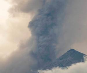 Fotografía de la erupción del volcán de Fuego, este jueves 23 de septiembre, visto desde San Miguel Dueñas, Guatemala. FOTO: AP