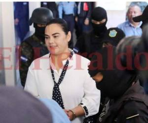 La ex primera dama de Honduras, Rosa Elena Bonilla de Lobo, llegando a los Tribunales en materia de corrupción, ubicados en la colonia Alameda de la capital, con un rostro sereno y sonriente. Foto Jimmy Argueta/ ELHERALDO.