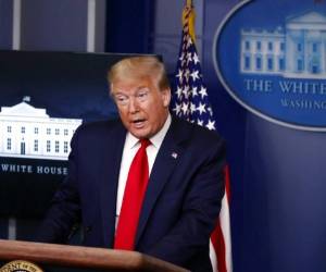 El presidente Donald Trump habla con la prensa sobre el coronavirus en la sala de prensa James Brady de la Casa Blanca. Foto: AP