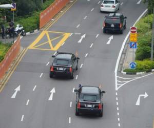 La caravana que transporta al presidente estadounidense Donald Trump se dirige a Sentosa, la isla turística donde Trump tiene previsto reunirse con el líder de Corea del Norte, Kim Jong Un. Foto AFP