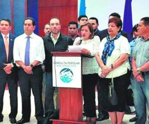 El documento establece en su artículo 61 las sanciones por incumplimiento de la presentación de estados financieros, informes y registros de los partidos y de los candidatos independientes.