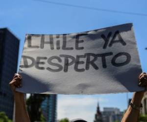 Un último reporte del Instituto Nacional de Derechos Humanos (INDH) contabiliza, además, 535 personas heridas -239 de ellas por armas de fuego- y 2,410 detenidos. Foto: AFP.